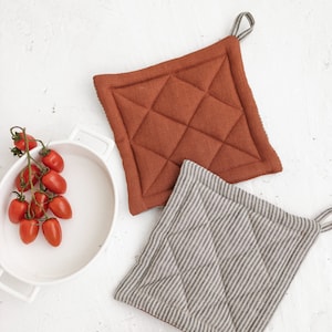 Two Sides Linen Pot Holder, Kitchen Christmas Gift, Quilted Linen Pot Holder, Square pattern linen Pot Holder, Rusty Linen Potholder
