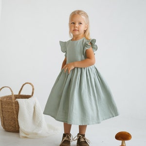 Robe en lin à volants pour fille, Robe sans manches en lin naturel, Robe bohème en lin pour tout-petit, Robe d'été en lin sauge, Robe en lin décontractée pour fille image 1