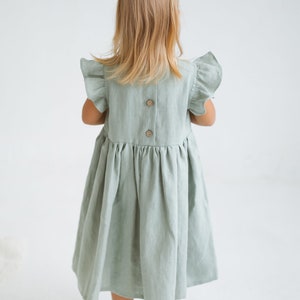 Robe en lin à volants pour fille, Robe sans manches en lin naturel, Robe bohème en lin pour tout-petit, Robe d'été en lin sauge, Robe en lin décontractée pour fille image 3