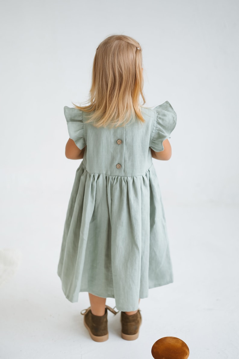 Robe en lin à volants pour fille, Robe sans manches en lin naturel, Robe bohème en lin pour tout-petit, Robe d'été en lin sauge, Robe en lin décontractée pour fille image 3