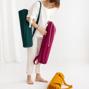 Puede incluir: Tres bolsas para esterillas de yoga en diferentes colores. Una bolsa para esterilla de yoga verde, una bolsa para esterilla de yoga burdeos y una bolsa para esterilla de yoga amarilla mostaza. Las tres bolsas tienen un cierre de cord&oacute;n y una correa larga.