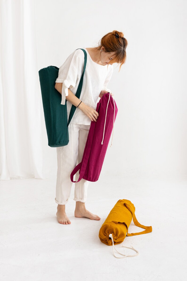 Puede incluir: Tres bolsas para esterillas de yoga en diferentes colores. Una bolsa para esterilla de yoga verde, una bolsa para esterilla de yoga burdeos y una bolsa para esterilla de yoga amarilla mostaza. Las tres bolsas tienen un cierre de cord&oacute;n y una correa larga.