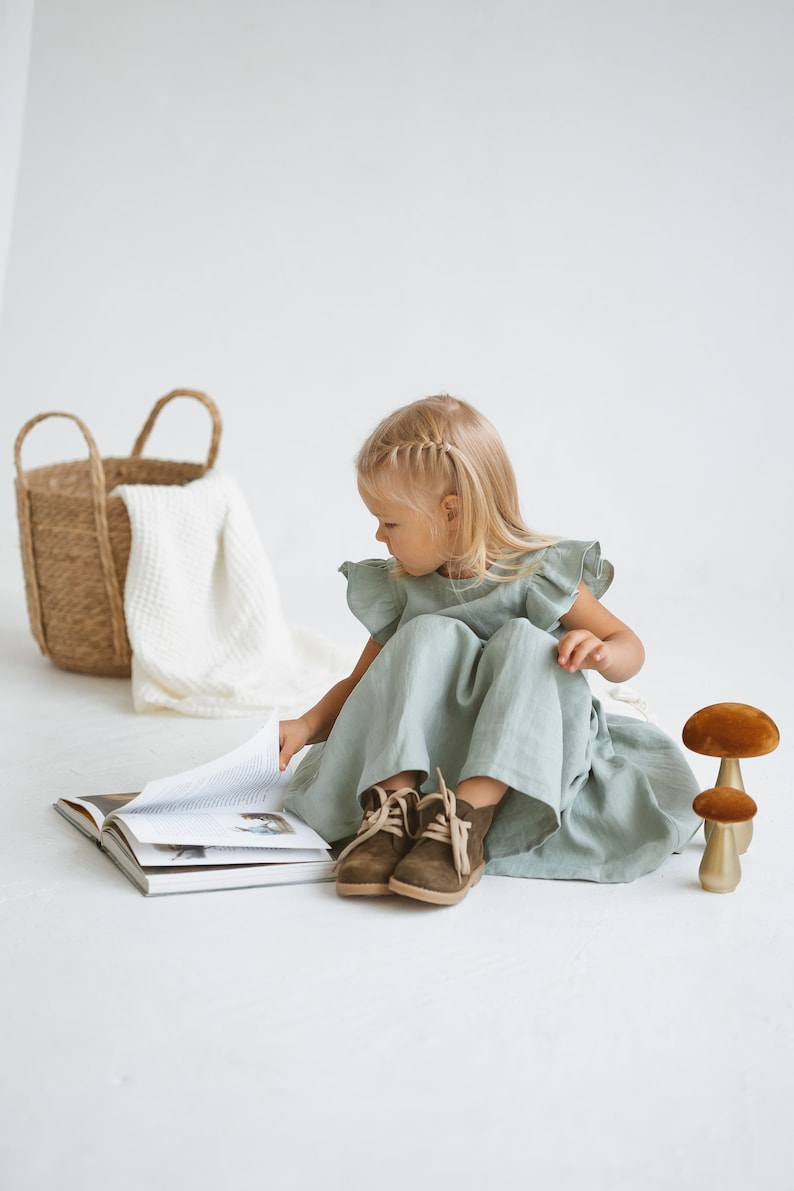 Robe en lin à volants pour fille, Robe sans manches en lin naturel, Robe bohème en lin pour tout-petit, Robe d'été en lin sauge, Robe en lin décontractée pour fille image 5