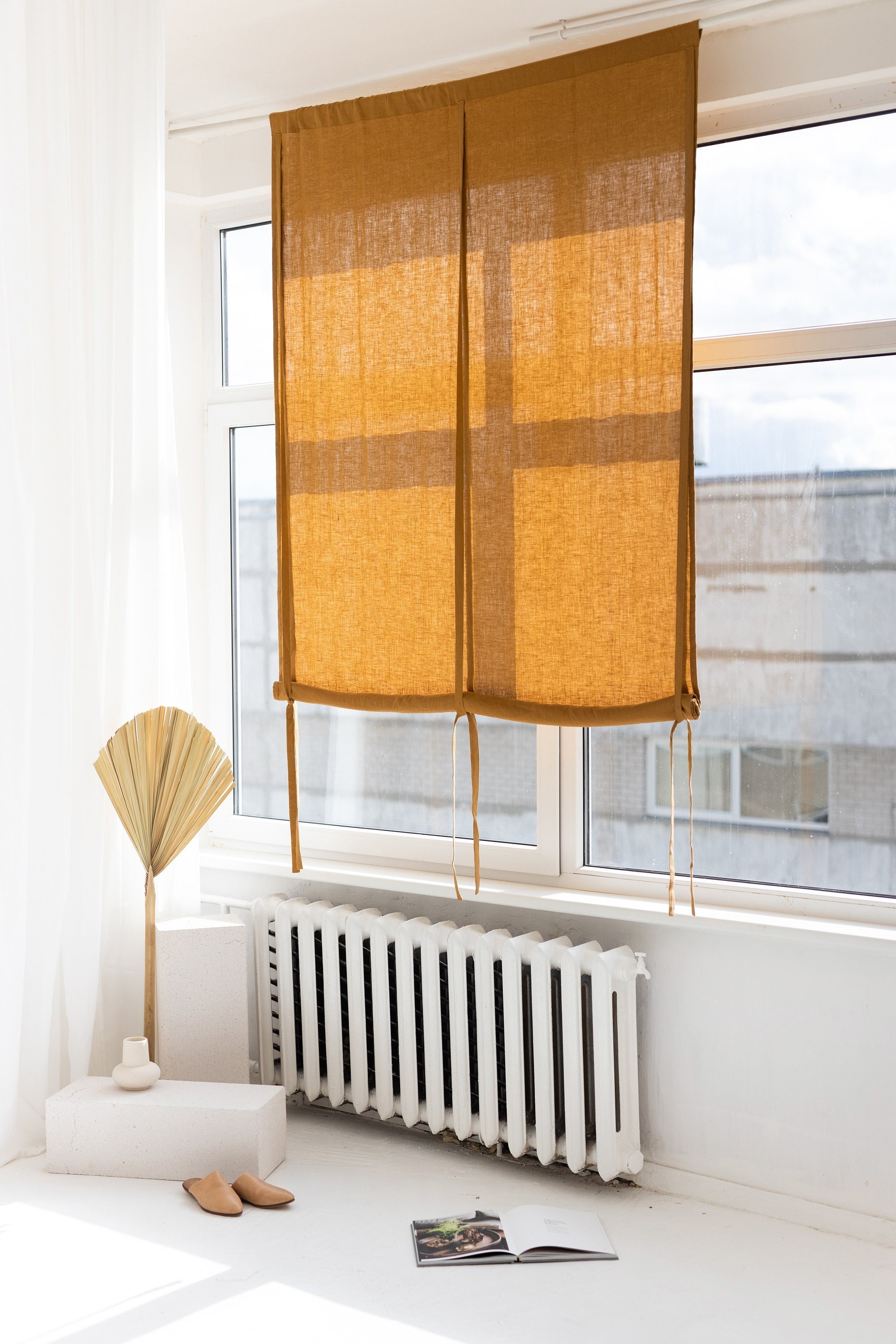 Rollo aus bernsteinfarbenem Leinen mit Bändern, atmungsaktiver, natürlicher Fensterschutz