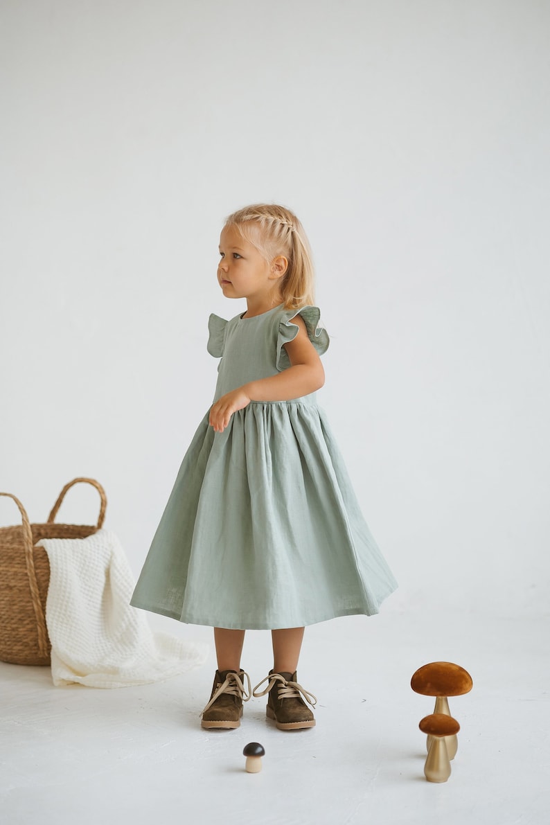 Robe en lin à volants pour fille, Robe sans manches en lin naturel, Robe bohème en lin pour tout-petit, Robe d'été en lin sauge, Robe en lin décontractée pour fille image 2