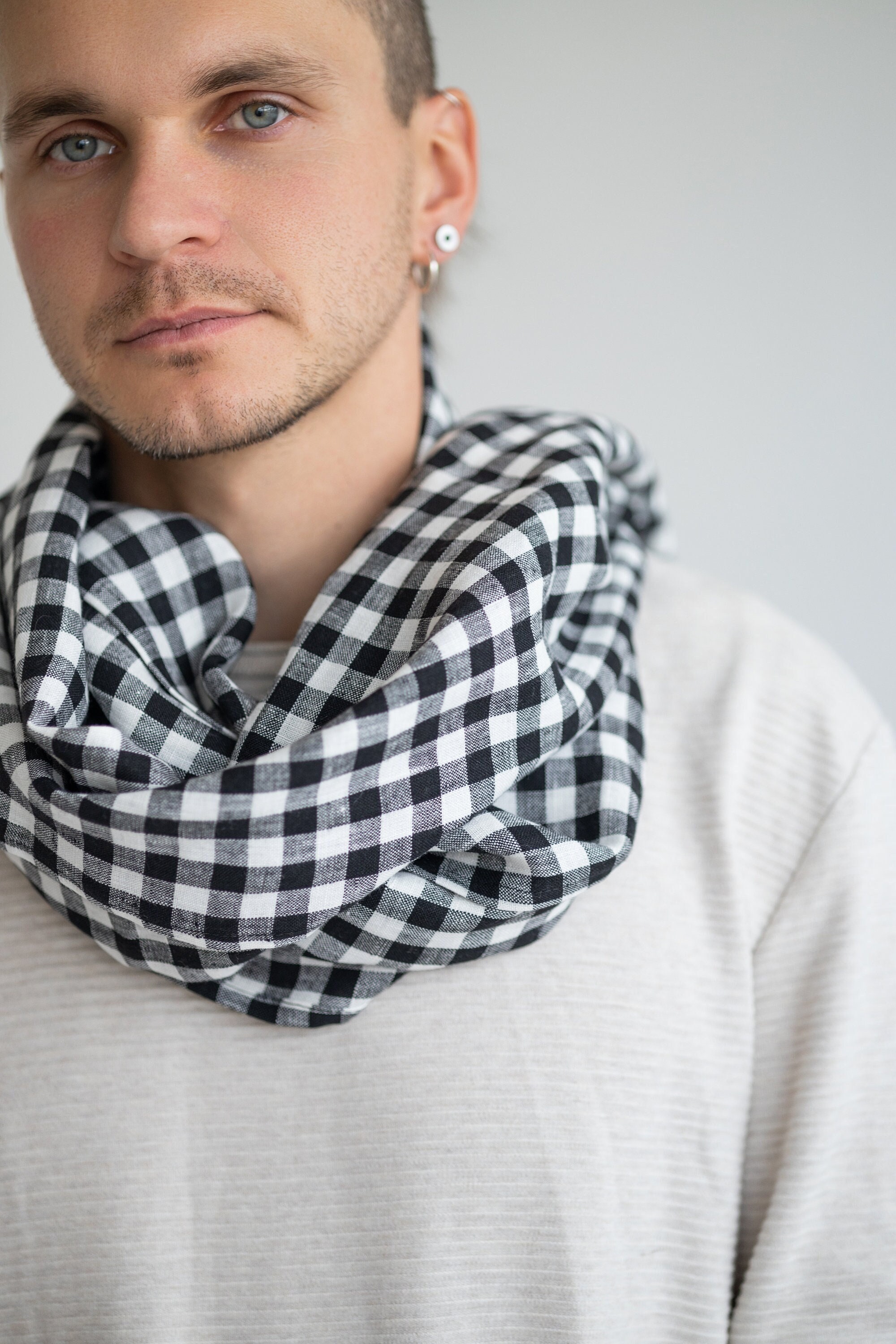Unisex Black-white Gingham Fringed Linen Scarf, Soft Men's Linen
