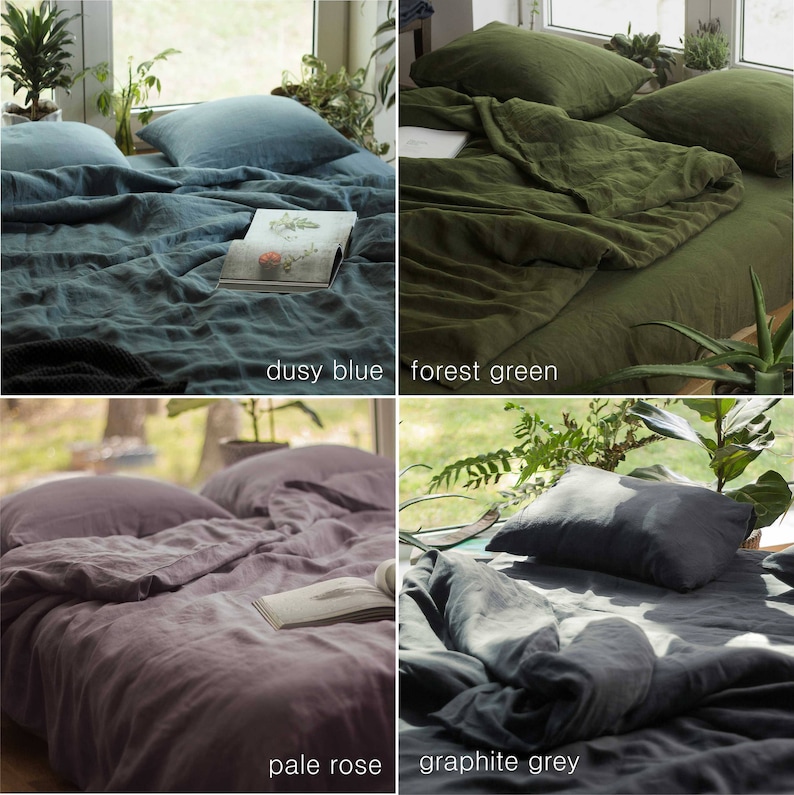 Op de afbeelding: Vier linnen beddengoedsets in verschillende kleuren: stoffig blauw, bosgroen, lichtroze en grafietgrijs. Elke set bevat een dekbedovertrek, twee kussenslopen en een laken.