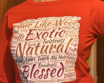 Puede incluir: Camiseta roja de manga larga con un diseño de nube de palabras blancas que incluye las palabras "Natural", "Exotic", "Blessed", "Twistouts", "Puffs", "Kinks", "Braidouts", "Afros", "Like Wool", "Don't Touch My Hair" y "Wash Day".