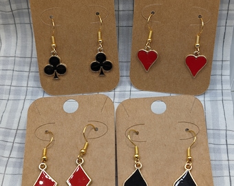 Brincos de cartão de 4 naipes com fundo dourado - copa, espadas, paus, diamante