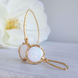 Boucles d'oreilles pendantes faites main avec opale en plaqué or 14 carats, pierre de naissance d'octobre