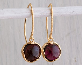 Garnet Gold Plated Earrings, Garnet Jewelry, Garnet Earrings, Natural Birthstone, Red Gemstone, Dangle Earrings, Vintage Style Earrings