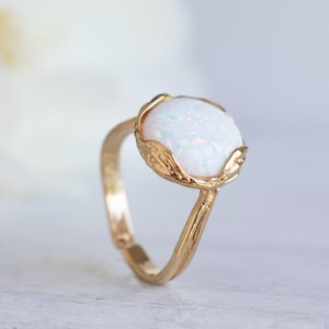Grande bague en plaqué or avec opale blanche, bijoux en opale, bague avec pierres précieuses blanches, grosse bague en pierre, bague réglable, bagues pour femme