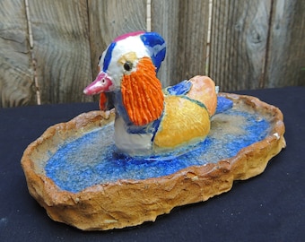 Scultura in ceramica di anatra mandarina: statuina di uccello colorato