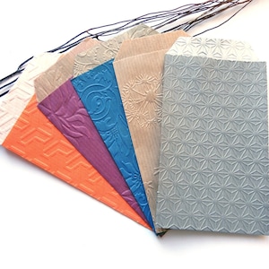 10 buste in carta kraft goffrata 6 motivi floreali o geometrici 7 colori a scelta sacchetti regalo 7 x 13 cm
