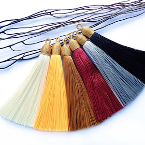 Pompon di seta oro avorio nero mordor rosso grigio giallo 8 cm con anello