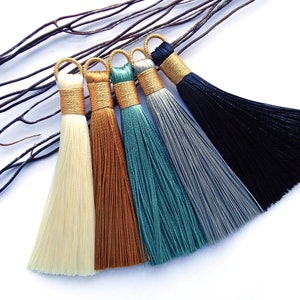 Pompon in seta avorio bianco nero bronzo verde grigio oro cm 8 con anello