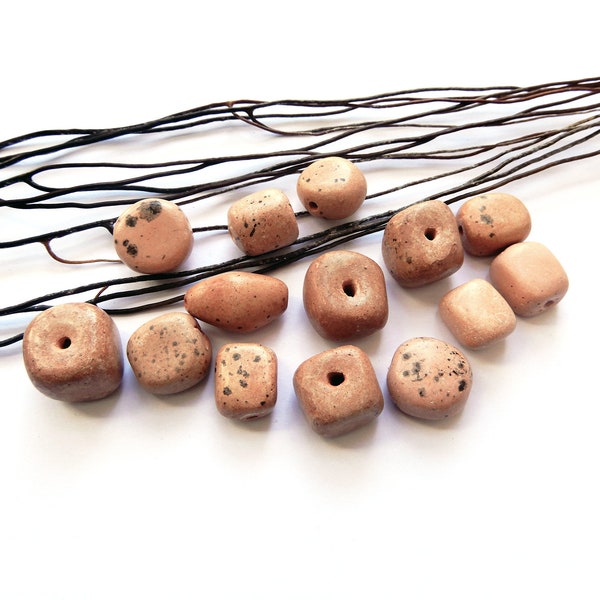 Assortiment de perles en terre cuite couleur naturelle fabrication artisanale