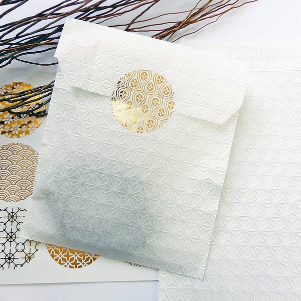 Pochettes cadeaux papier kraft blanc relief motif japonais 14 ou 19 cm avec étiquettes dorées rondes papier agréé contact alimentaire