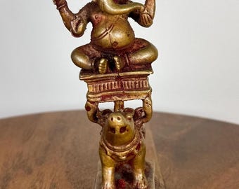 Ganesha zittend op Mooshika Vahana - Prasiddh Idols Presents in koper gemaakt museum Gerepliceerd idool