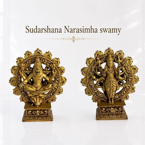 Könnte beinhalten: Zwei goldfarbene Statuen von Sudarshana Narasimha swamy. Jede Statue weist aufwendige Details auf und ist auf einem dekorativen Sockel montiert. Die Statuen sind von einem kreisförmigen, verzierten Heiligenschein umgeben. Der Text "Sudarshana Narasimha swamy" steht über den Statuen.