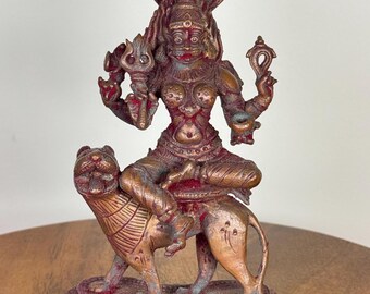 Pratyangira Devi - Prasiddh Idols Presents presenteert in koper gemaakt museum gerepliceerd idool
