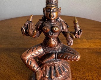 Lakshmi Devi - Prasiddh-idolen presenteert koperen idool