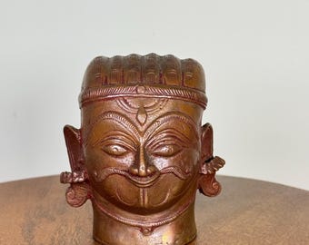 Muka Linga/Shiva Muka - Prasiddh Idols Presents in koper gemaakt museum gerepliceerd idool