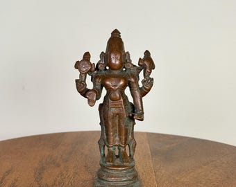 Srinivasa Swamy - Prasiddh-idolen presenteert in koper gemaakte museumreplica-idool