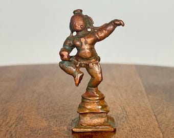 Narthana krishna - Prasiddh Idols presenta un ídolo replicado en un museo fabricado en cobre navaneetha krishna