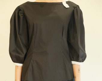 Balloon shirt, with balloon sleeves and detail in the neckline