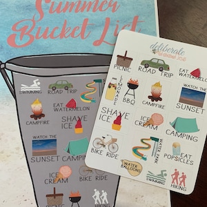 Puede incluir: Un cubo gris con una lista de actividades de verano escritas en él. El cubo está lleno de pegatinas coloridas de actividades de verano, como nadar, acampar y comer sandía. El texto en el cubo dice "Summer Bucket List".