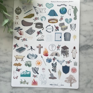 Puede incluir: Una hoja de pegatinas con ilustraciones del Libro de Mormón. Las pegatinas son blancas con imágenes y texto coloridos. Algunas de las imágenes incluyen una tienda de campaña, una cruz, un escudo, un corazón, un árbol, una montaña, un sol, una torre, una cadena, una espada, una lanza, una paloma, una mano, un barco, un cofre, una tumba, una corona, un corazón roto, una estrella, una ola, un fuego, una pala, una espiga de trigo, una gallina, un regalo, un conjunto de monedas, un pesebre, un conjunto de dados, una cuerda, una celda de prisión, un rollo, un pastor, una persona y una mano sosteniendo un martillo. El texto en las pegatinas incluye "Book of Mormon Scripture Stickers", "happy", "pride", "tiny", "seeds", "master", y "it were not for the word".