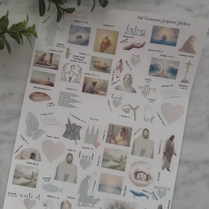 Op de afbeelding: Een vel met stickers van het Oude Testament met illustraties en tekst. De stickers tonen scènes uit de Bijbel, waaronder mensen, objecten en landschappen. Zinnen als "vertrouwen" en "verheug je" zijn opgenomen. Het kleurenschema is zacht, met pasteltinten.