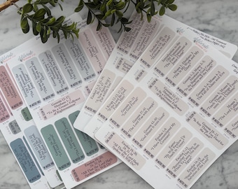 Puede incluir: Hojas de pegatinas con texto, en varios colores, para organizar notas. Las pegatinas tienen títulos como "Introducción al Antiguo Testamento" y "Ser un mayor seguidor de la justicia."