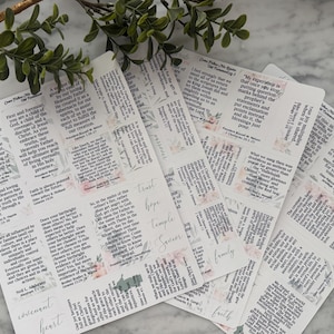 Könnte beinhalten: Eine Sammlung weißer Papierkarten mit aufgedrucktem Text und floralen Akzenten. Die Karten zeigen Zitate und Phrasen, wobei Wörter wie "Vertrauen", "Hoffnung" und "Familie" sichtbar sind. Die Karten sind auf einer hellen Oberfläche angeordnet.