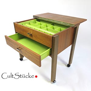 Vintage jaren '60 naaiwagen naaidoos naaikast gebruiksvoorwerp zijtrolley bijzettafel lades oprolbaar nostalgisch wooninterieur