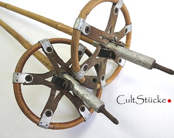 Antieke skistokken, bamboestokken, mooie leren riemen, mandringen, authentieke winterdecoraties, rekwisieten, hut, chalet, bardecoraties, rustieke interieurs