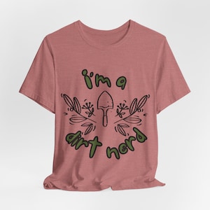 I&#39;m a dirt nerd tee with old-fashioned spade and fleurish