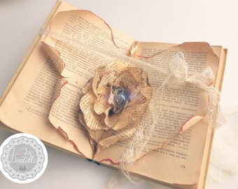 Porte-alliances "rose sculptée dans un livre"