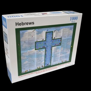 Peut inclure: Boîte de puzzle blanche avec le mot "Hebrews" en noir. L'image du puzzle présente une forme de croix bleue avec du texte et des illustrations. La boîte indique également qu'elle contient 1000 pièces.