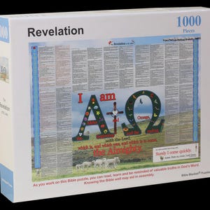 Puede incluir: Una caja blanca con un rompecabezas de 1000 piezas titulado "Apocalipsis". La imagen del rompecabezas muestra texto, las letras griegas Alfa y Omega, y una cruz. La caja también incluye el texto "Bible Blanket Puzzles".