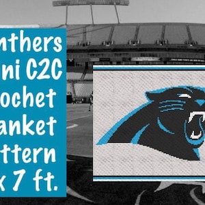 Op de afbeelding: Een haakpatroon voor een deken met het logo van de Carolina Panthers. De deken is ongeveer 183 x 213 cm groot. De afbeelding toont het panterkoplogo van het team in zwart en blauw op een lichtgrijze achtergrond, met de tekst "Panthers Mini C2C Crochet Blanket Pattern".