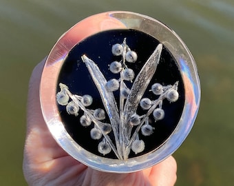 Leuchtende Vintage Große Lucite Scheibe Lilie des Tals Midcentury Botanik Exemplar Kräuterknäule Brosche