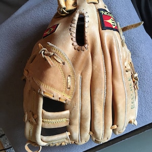 Easton ex 1400 sofball baseball glove right hand throw nice