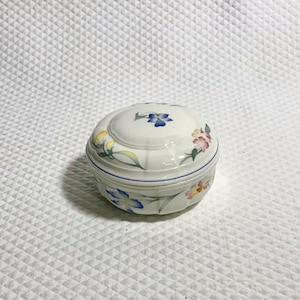 Villeroy & Boch porcelain trinket box or candy dish in Riviera design.