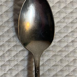 Vintage Oneida Community silver plated teaspoon in the Queen Bess II pattern introduced in 1946.