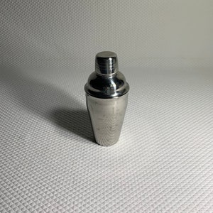 Vintage MCM Cocktail shaker in stainless steel.