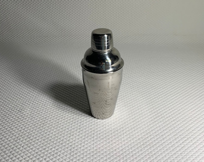 Vintage MCM Cocktail shaker in stainless steel.