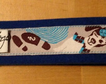 Sleutelhanger lanyard voelde Walli Watson hond blauw grijs detective