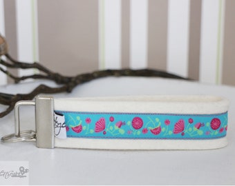 Sleutelhanger lanyard gemaakt van vilten bloemen turquoise wit roze